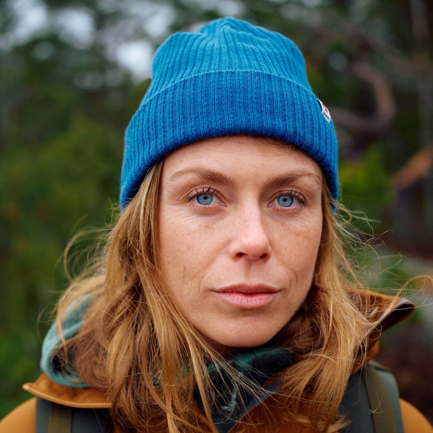 woman wearing indigo blue beanie with Fjällräven logo