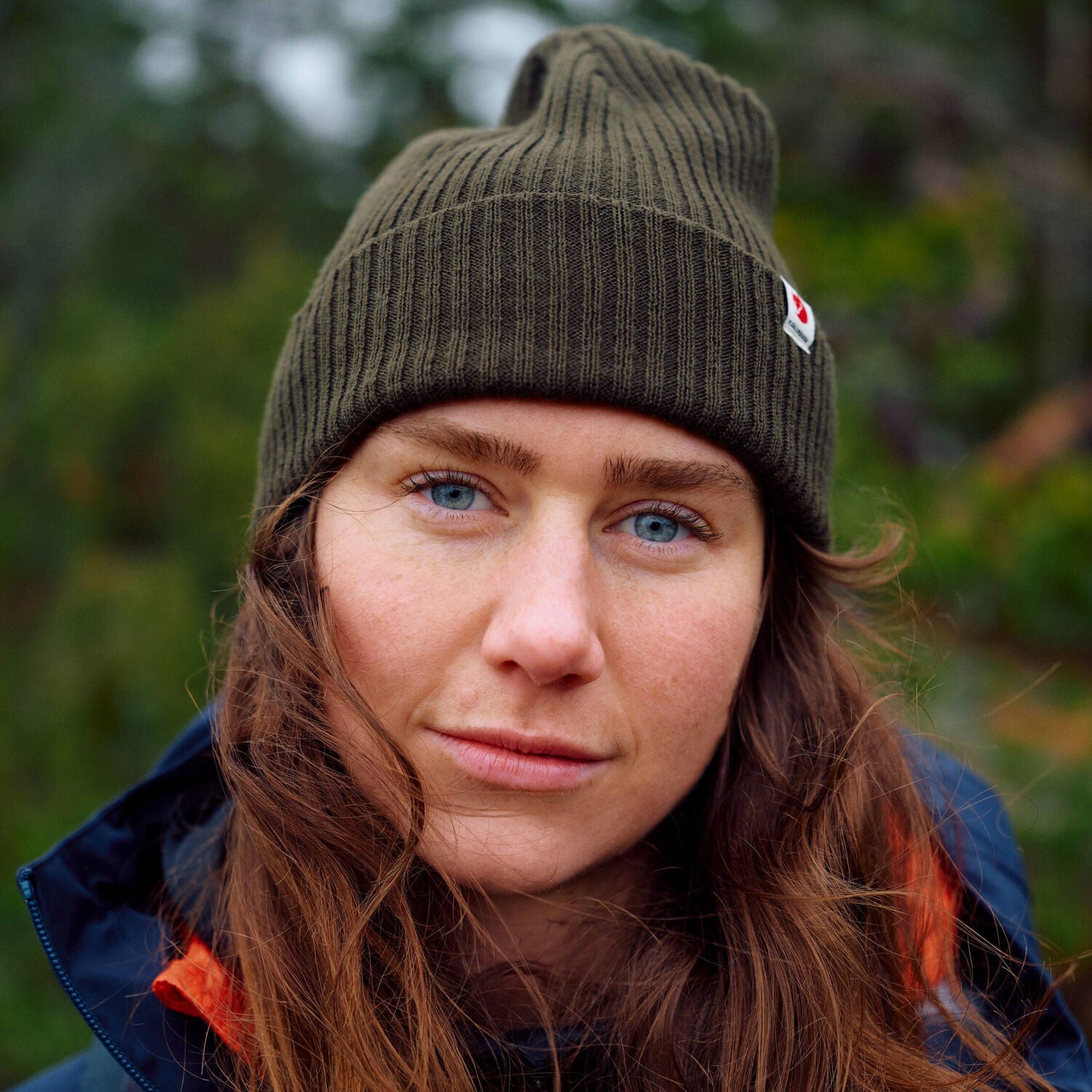 woman in deep forest beanie with Fjällräven logo
